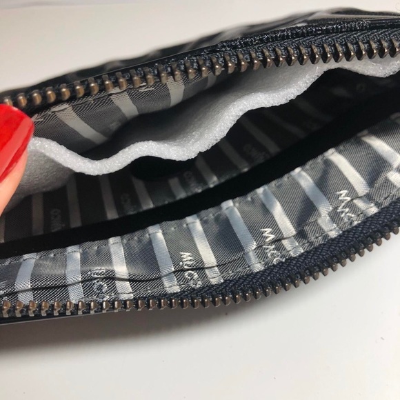 Black Mimco patent leather wristlet purse 🖤 - Picture 3 of 4